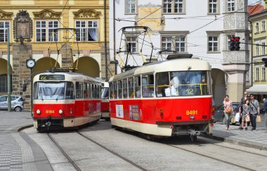 Prague, Çek Cumhuriyeti - 4 Mayıs 2018: eski tramvay şehrin sokaklarında.
