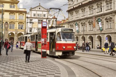 Prague, Çek Cumhuriyeti - 4 Mayıs 2018: eski tramvay şehrin sokaklarında.