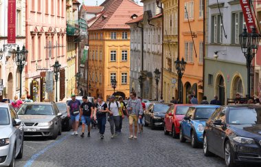 Prague, Çek Cumhuriyeti - 4 Mayıs 2018: eski Prag sokaklarında.