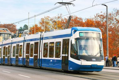 Zürih, İsviçre Konfederasyonu 10 Kasım 2018: Tramvay şehrin sokaklarında.