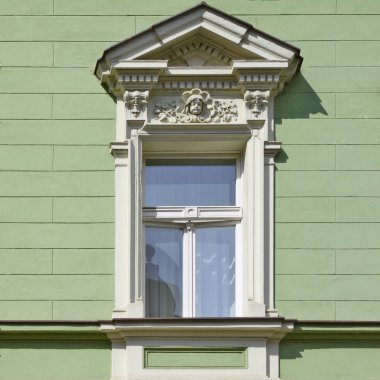 Pencere eski bir bina. Eski Prag, 2018. 