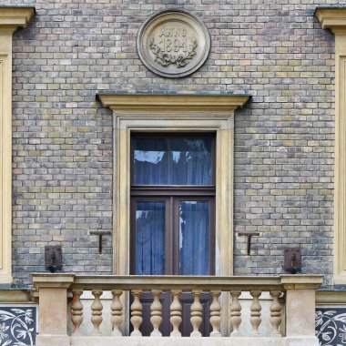 Pencere eski bir bina. Eski Prag, 2018. 