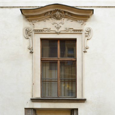 Pencere eski bir bina. Eski Prag, 2018. 