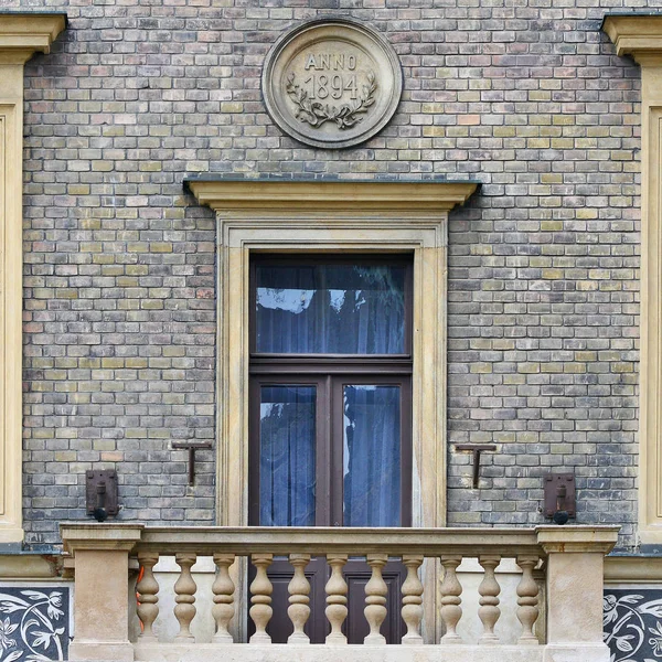 Pencere eski bir bina. Eski Prag, 2018. 