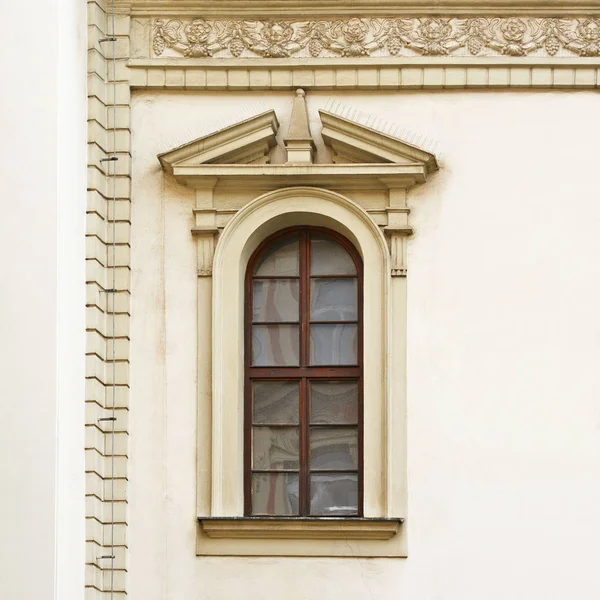 Pencere eski bir bina. Eski Prag, 2018. 