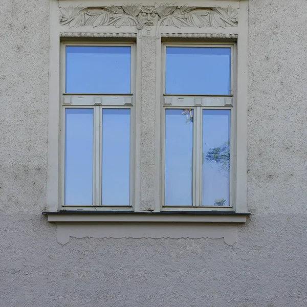 Pencere eski bir bina. Eski Prag, 2018. 