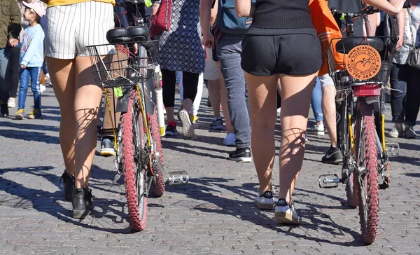 捷克共和国布拉格 2018年5月4日 在查尔斯桥上租用自行车的女孩 — 图库照片