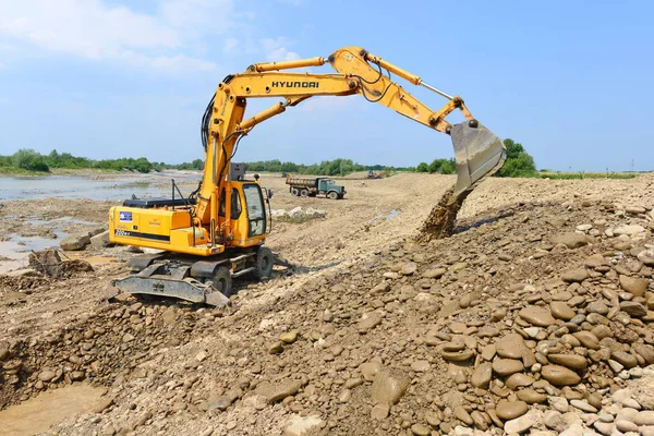 Kalush Ucrânia Julho 2015 Sobre Construção Uma Barragem Protetora Perto — Fotografia de Stock