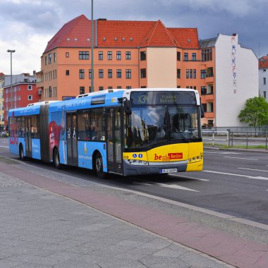 Berlin, Almanya Federal Cumhuriyeti - 27 Nisan 2018: Berlin şehir otobüs yolu üzerinde.