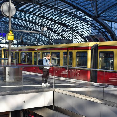 Berlin, Almanya Federal Cumhuriyeti - 27 Nisan 2018: yolcu treni Berlin Hauptbahnhof (Berlin Merkez İstasyonu'na yolcu platformu yakınındaki yerel iletişim).