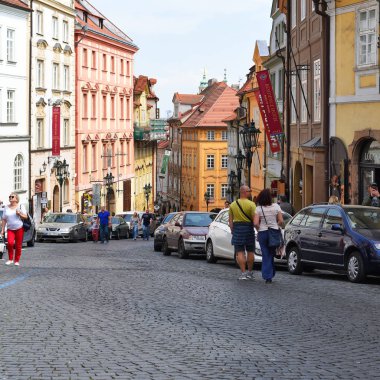 Prague, Çek Cumhuriyeti - 4 Mayıs 2018: eski Prag sokaklarında.