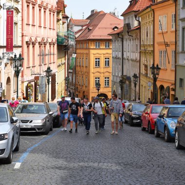 Prague, Çek Cumhuriyeti - 4 Mayıs 2018: eski Prag sokaklarında.