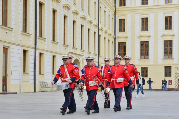 プラハ チェコ共和国 2018 軍人のブラスバンド フラッチャニ広場の巨人の門で儀仗隊を変更する式の後のリターンのプラハ城を守るから — ストック写真