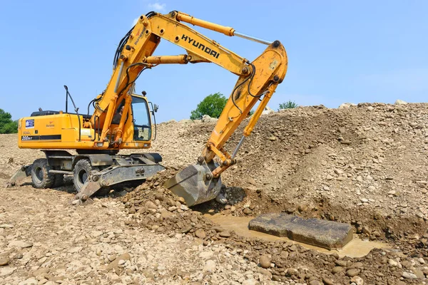 Kalush Ucrania Julio 2015 Sobre Construcción Una Presa Protectora Cerca — Foto de Stock