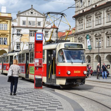 Prague, Çek Cumhuriyeti - 4 Mayıs 2018: eski tramvay şehrin sokaklarında.
