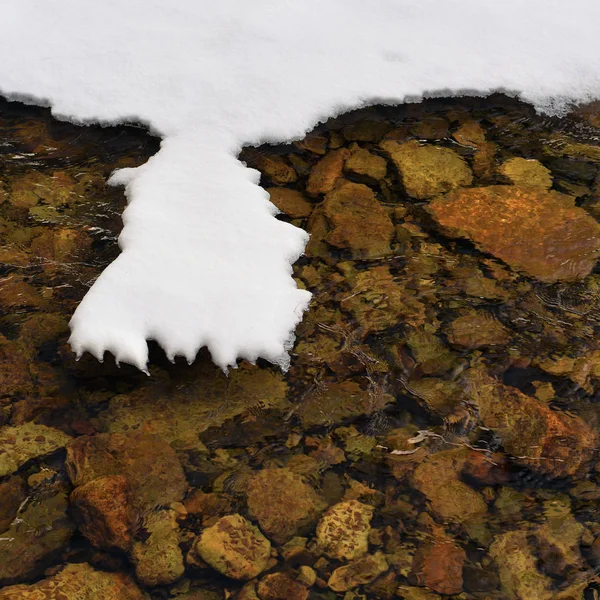 冬の川 雪カバー — ストック写真