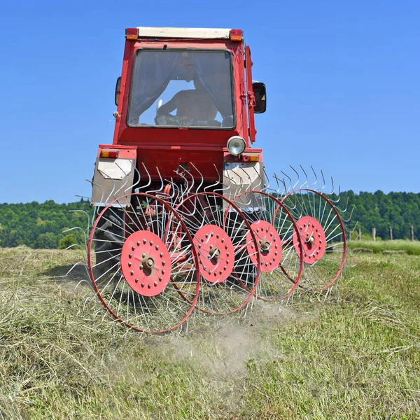 Hay spreader Stock Photos, Royalty Free Hay spreader Images | Depositphotos