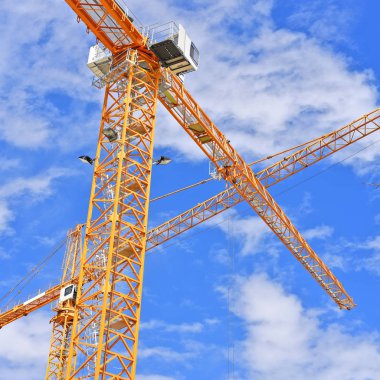 Kule Vinçler gökyüzüne karşı bina