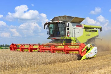 Kalush, Ukrayna 20 Temmuz 2018: Modern Claas hasat hasat Mısır gevreği şehrin Kalush, Ukrayna, birleştirmek..