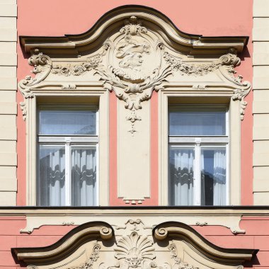 Pencere eski bir bina. Eski Prag, 2018. 