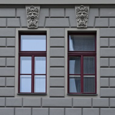 Pencere eski bir bina. Eski Prag, 2018. 