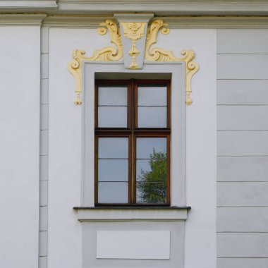 Pencere eski bir bina. Eski Prag, 2018. 