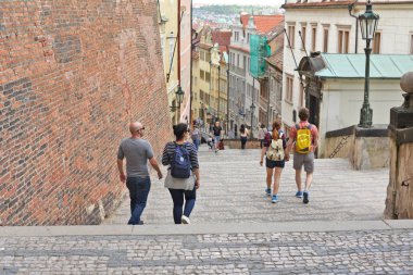 Prague, Çek Cumhuriyeti - 4 Mayıs 2018: eski Prag sokaklarında.