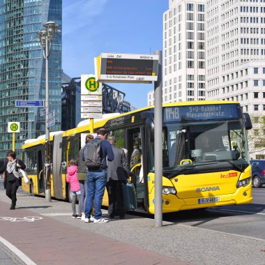 Berlin, Almanya Federal Cumhuriyeti - 27 Nisan 2018: Berlin şehir otobüs otobüs durağında.