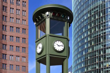 Berlin, Almanya Federal Cumhuriyeti - 27 Nisan 2018: Potsdamer Platz Avrupa'da ilk trafik ışıklarından biri bir kopyasını.