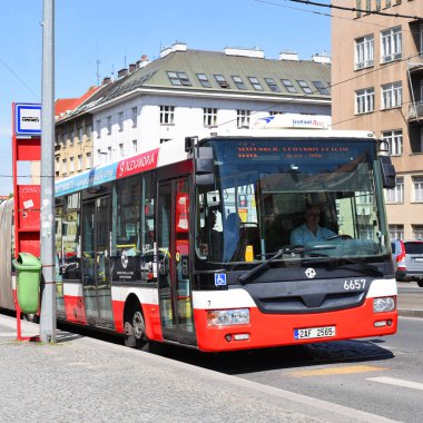 Prague, Çek Cumhuriyeti - 4 Mayıs 2018: şehir otobüs yolu üzerinde.