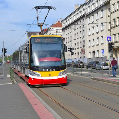 Prague, Çek Cumhuriyeti - 4 Mayıs 2018: bir modern tramvay şehrin sokaklarında.
