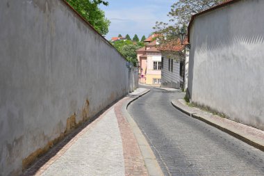 Prague, Çek Cumhuriyeti - 4 Mayıs 2018: eski Prag sokaklarında.