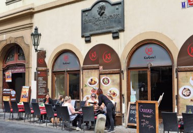 Prague, Çek Cumhuriyeti - 2 Mayıs 2018: tablolar Restoran şehir, eski sokaklarında. 