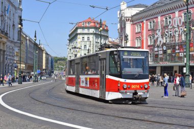 Prague, Çek Cumhuriyeti - 4 Mayıs 2018: eski tramvay şehrin sokaklarında.