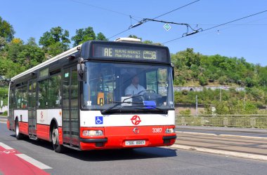 Prague, Çek Cumhuriyeti - 4 Mayıs 2018: şehir otobüs yolu üzerinde.