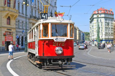 Prague, Çek Cumhuriyeti - 4 Mayıs 2018: turistik tramvay şehrin sokaklarında.