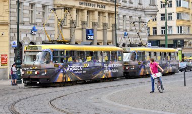 Prague, Çek Cumhuriyeti - 4 Mayıs 2018: eski tramvay şehrin sokaklarında.