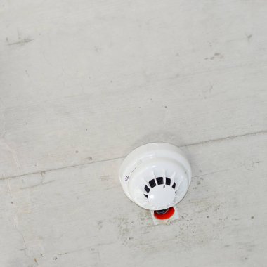 Duman dedektörü ve hoparlör sistemi tavan alarma.