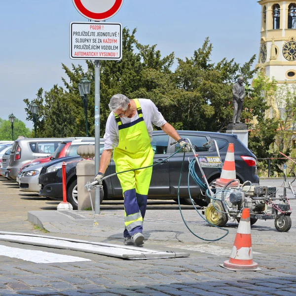 捷克布拉格 2018年5月4日 工人用移动压缩机和喷漆器在路基上做标记 — 图库照片