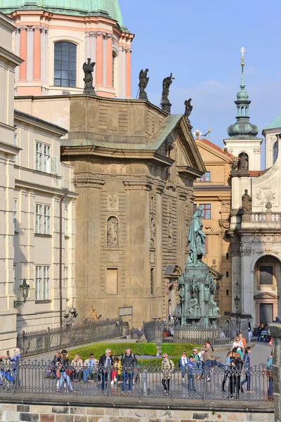 捷克布拉格 2018年5月4日 十字军广场上的查尔斯皇帝纪念碑 从查理大桥的看法 — 图库照片