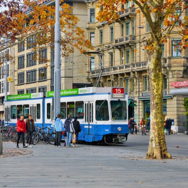 Zürih, İsviçre Konfederasyonu 10 Kasım 2018: Tramvay şehrin sokaklarında.