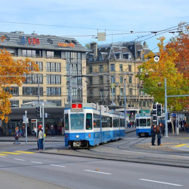 Zürih, İsviçre Konfederasyonu 10 Kasım 2018: Tramvay şehrin sokaklarında.