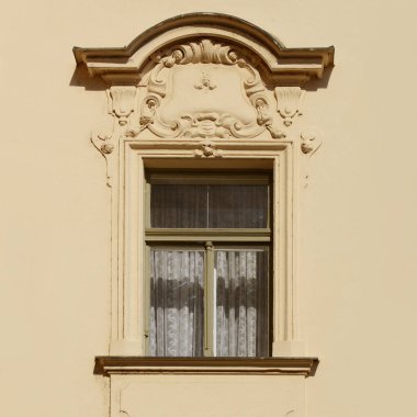 Pencere eski bir bina. Eski Prag, 2018. 