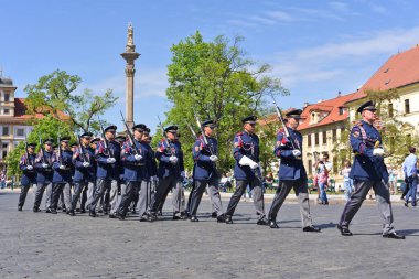 PRAG, CZECH REPUBLIC - 2 Mayıs 2018: Prag Kalesi Muhafızları, Hradcany Meydanı 'ndaki devlerin kapısındaki onur kıtasını değiştirme törenine yürüdü.