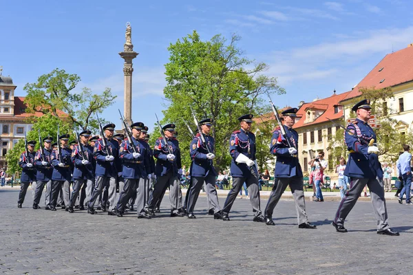 2018年5月2日 布拉格城堡卫队的军人在Hradcany广场巨人门举行了更换仪仗队的仪式 — 图库照片