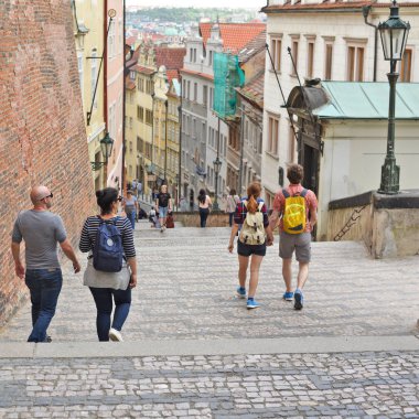 Prague, Çek Cumhuriyeti - 4 Mayıs 2018: eski Prag sokaklarında.