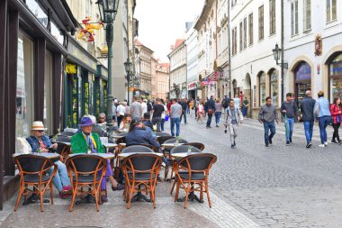 Prague, Çek Cumhuriyeti - 2 Mayıs 2018: tablolar bir restoran şehir, eski sokaklarında. 