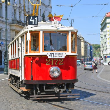 Prague, Çek Cumhuriyeti - 4 Mayıs 2018: turistik tramvay şehrin sokaklarında.