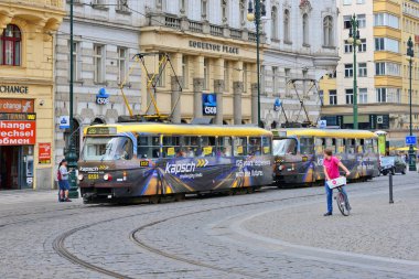 Prague, Çek Cumhuriyeti - 4 Mayıs 2018: eski tramvay şehrin sokaklarında.
