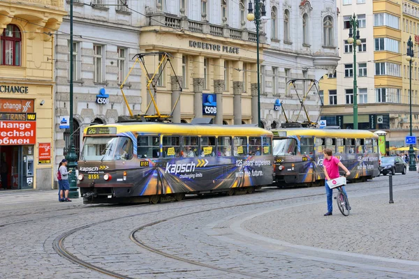 Prague, Çek Cumhuriyeti - 4 Mayıs 2018: eski tramvay şehrin sokaklarında.